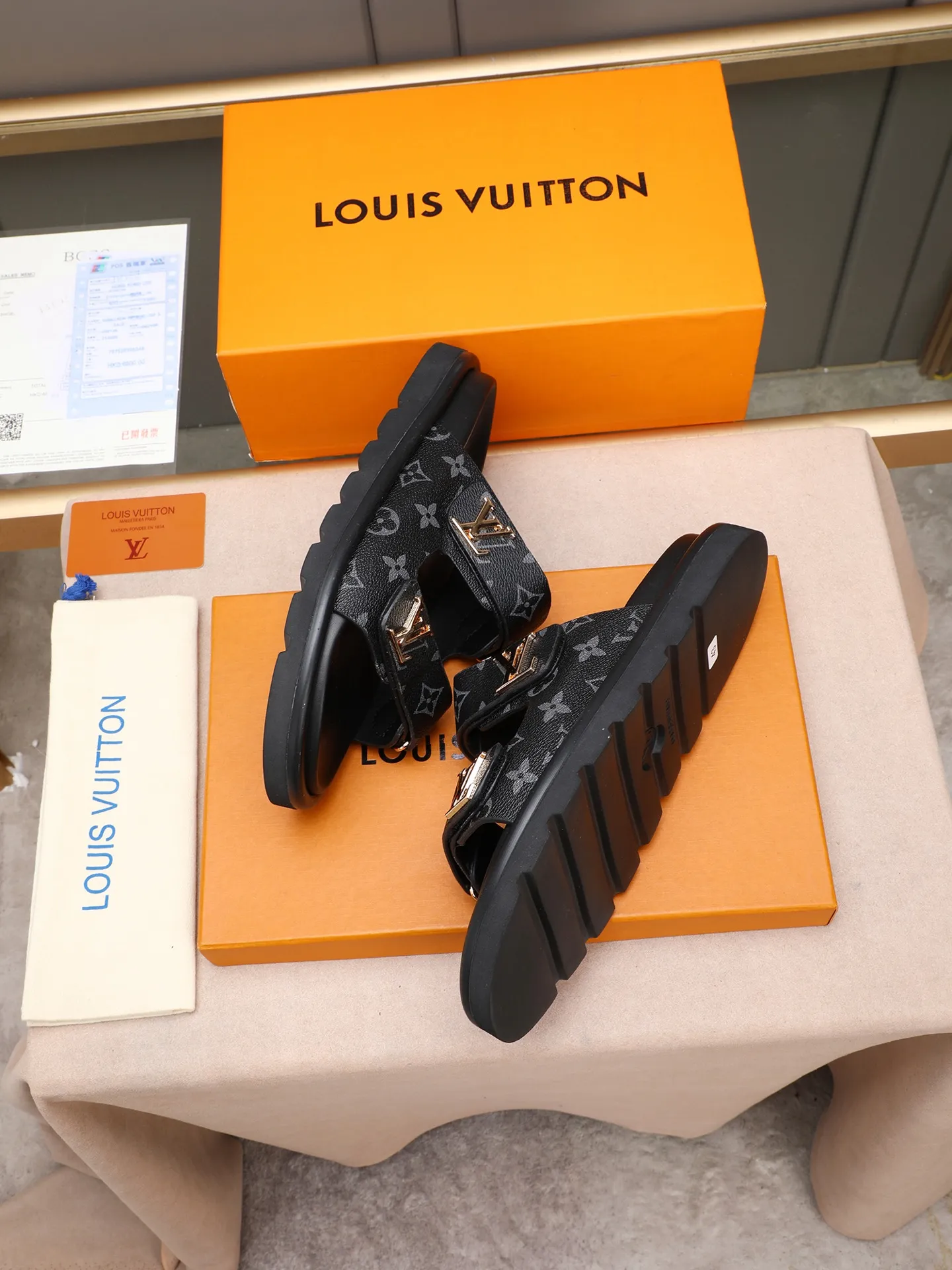 PP360 [LOUIS VUITTON] Louis Vuitton, LV printing, men's and women's slippers are on the market. The drawer box packaging comes with a cloth bag and a card. The upper pattern looks very soft and waxy, and it is a super versatile leg slimming tool. Fabric: imported denim/canvas/old fabric, LV hardware LOGO, official website pattern printing, comfortable to wear, feet: high-elastic PU water table. Sole: foam sole, heel height: about 5cm. Code number: 35-46, 35, 45, 46 are custom-made and non-returnable. Color: multiple colors and styles available.